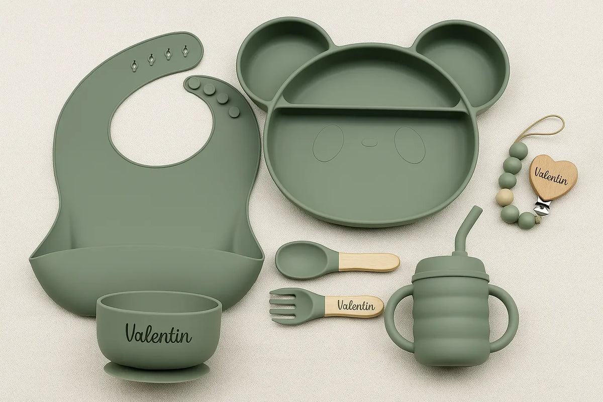 Set repas bébé personnalisé en silicone vert avec prénom Valentin : assiette panda, bavoir, tasse, bol, couverts gravés et attache-tétine assortie.