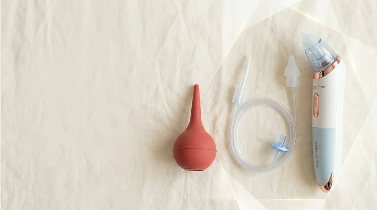 Comparaison visuelle entre une poire nasale traditionnelle rouge, un aspirateur manuel à tube et le mouche-bébé électrique moderne Baby-Crea