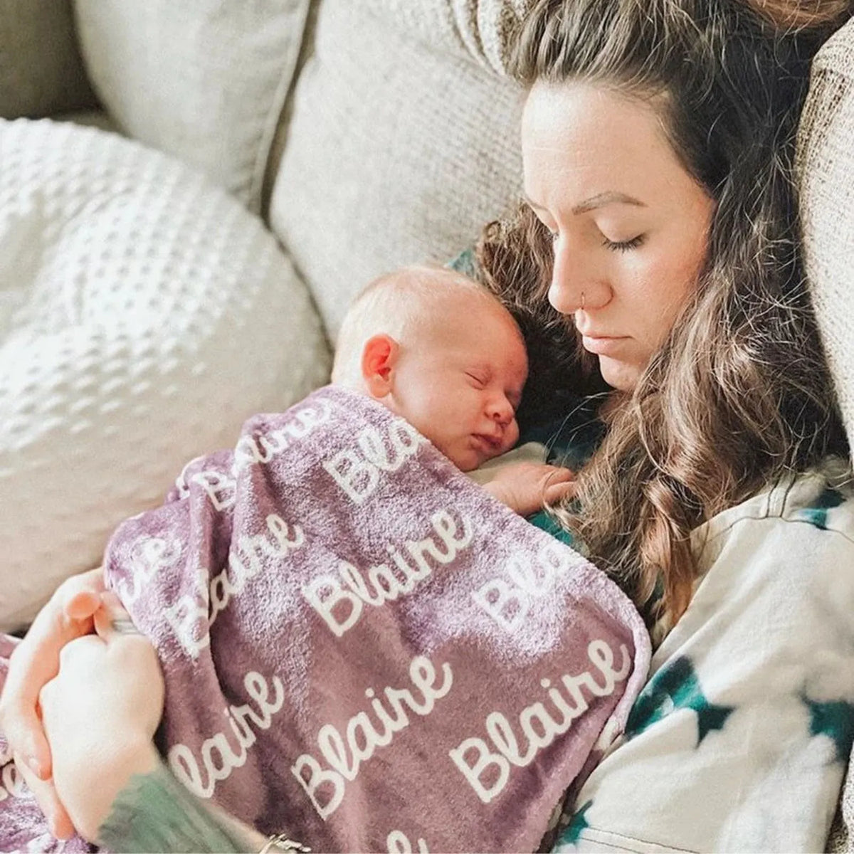 À quel âge bébé peut-il dormir avec une couverture ? Le guide sécurité 2026