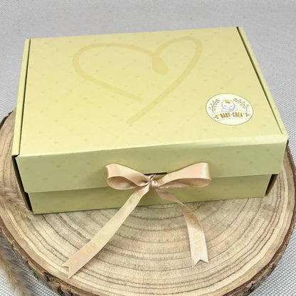 Boîte personnalisée bébé Juliette – emballage raffiné avec cœur imprimé – parfait pour accompagner un cadeau de baptême ou d’anniversaire.