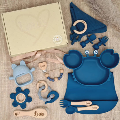 Coffret naissance haut de gamme personnalisé Louis, bleu marin, comprenant 10 accessoires indispensables pour le repas et l'éveil de bébé.