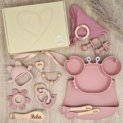 Idée cadeau coffret naissance personnalisé pour fille au prénom Melia, couleur rose, kit repas silicone sans BPA et accessoires de dentition.