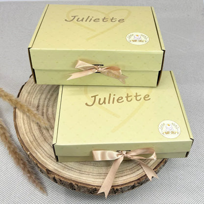 Coffret cadeau naissance avec prénom gravé – design élégant et mixte – idéal pour offrir un souvenir inoubliable aux jeunes parents.