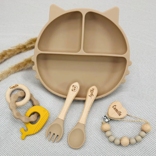 Coffret Bébé Personnalisé – Assiette Chat, Couverts, Attache & Anneau Dauphin - Baby-crea