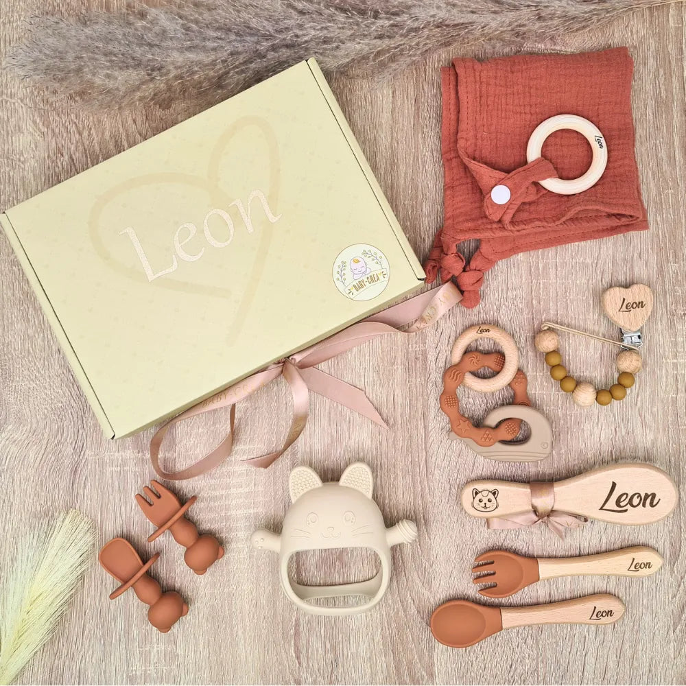 Coffret souvenir bébé marron avec prénom gravé, anneau de dentition dauphin et couverts en bois – cadeau personnalisé naissance.
