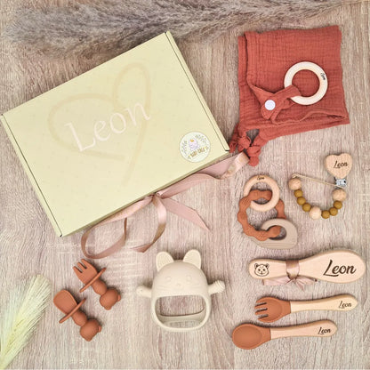 Coffret souvenir bébé marron avec prénom gravé, anneau de dentition dauphin et couverts en bois – cadeau personnalisé naissance.