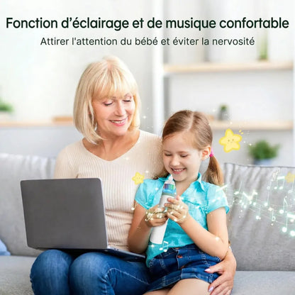 Enfant s'amusant avec un Mouche Bébé Électrique doté de fonctions musicales et lumineuses pour éviter la nervosité.
