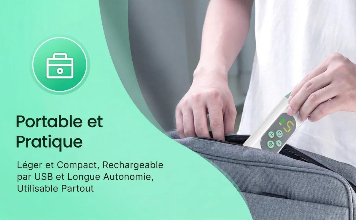 Une main rangeant le mouche bébé électrique compact et léger dans un sac de transport, idéal pour une utilisation partout.