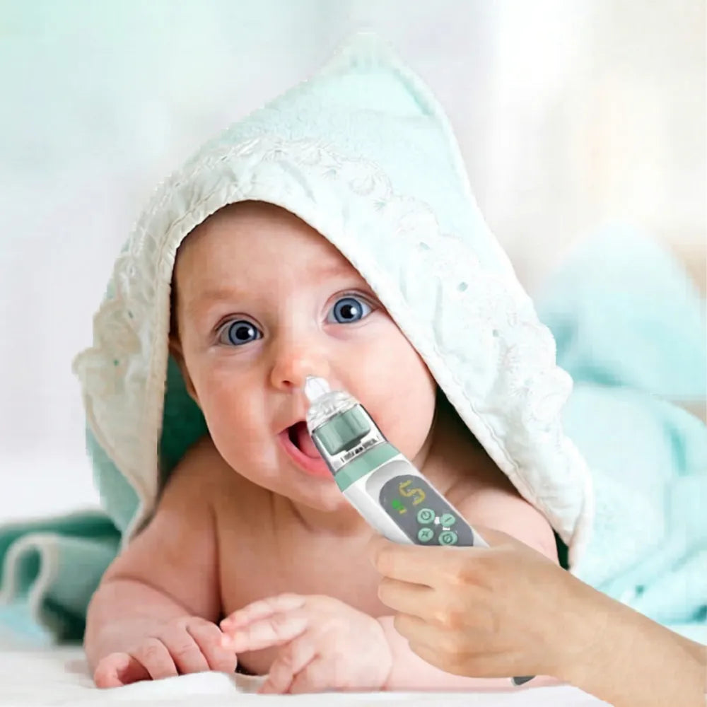 Bébé se faisant moucher avec un Mouche Bébé Électrique. Les points forts indiquent un nez dégagé instantanément et des berceuses apaisantes.